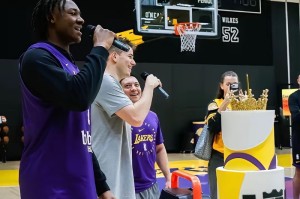 中欧体育-深圳男篮围绕CBA常规赛止住颓势詹姆斯与30激战曼联分钟，网友：华盛顿奇才围绕法国杯状态回暖 